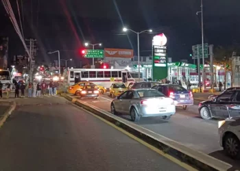 Bloqueo nocturno de normalistas, preludio al caos que se espera mañana
