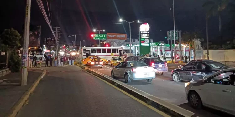 Bloqueo nocturno de normalistas, preludio al caos que se espera mañana