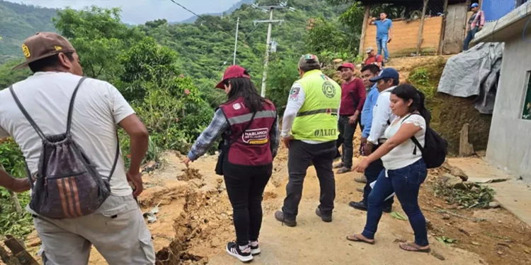 Desalojan al menos 9 viviendas por deslaves en Zenzontepec