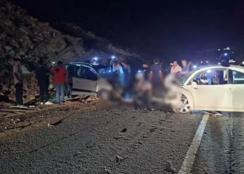La falta de mantenimiento y los derrumbes sin señalización en la súper carretera Barranca Larga–Ventanilla habrían provocado el accidente que dejó cinco personas lesionadas.