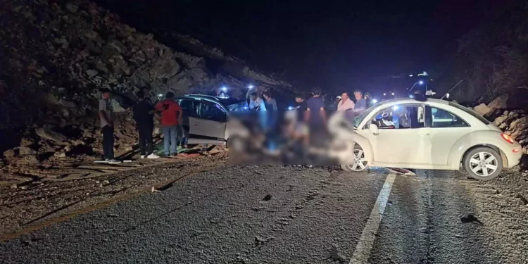 La falta de mantenimiento y los derrumbes sin señalización en la súper carretera Barranca Larga–Ventanilla habrían provocado el accidente que dejó cinco personas lesionadas.