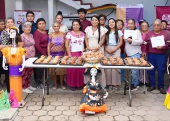 En el DIF Municipal de Xoxocotlán, familias xoxeñas elaboran su propio Pan de Muerto
