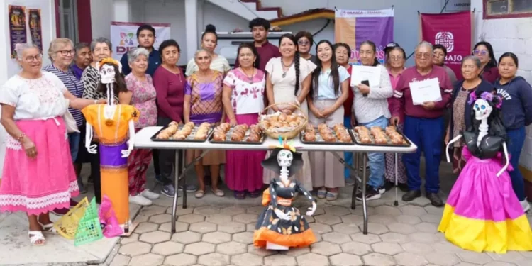 En el DIF Municipal de Xoxocotlán, familias xoxeñas elaboran su propio Pan de Muerto