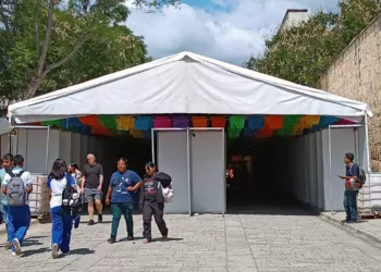 Foto: Lisbeth Mejía Reyes // Ya se han colocado carpas sobre la calle Macedonio Alcalá.