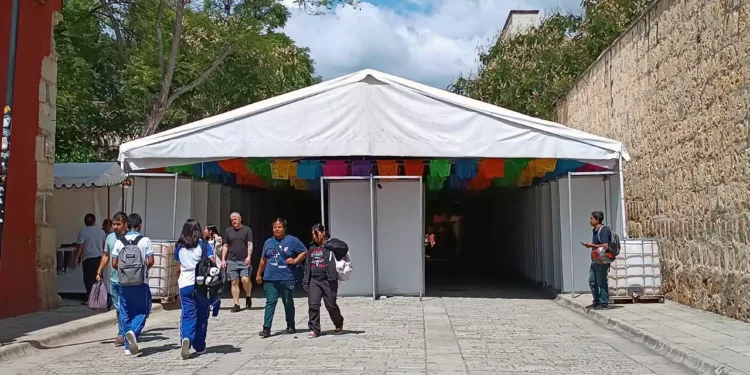 Foto: Lisbeth Mejía Reyes // Ya se han colocado carpas sobre la calle Macedonio Alcalá.