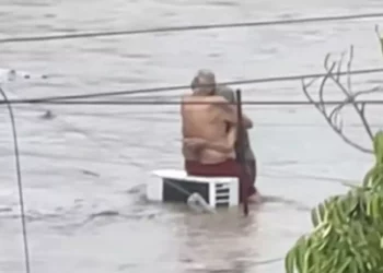 VIDEO  | Abuelitos resisten la inundación abrazados en su techo en Veracruz