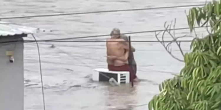 VIDEO | Abuelitos resisten la inundación abrazados en su techo en Veracruz