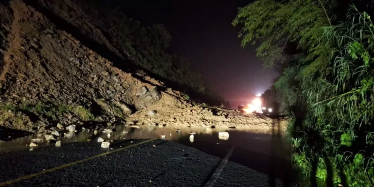 Tráfico en pausa: mantenimiento en caminos de desvío afecta autopista Barranca Larga – Ventanilla