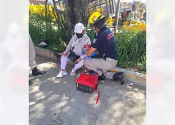 Foto: Redes sociales // Paramédicos de Bomberos atendieron a una mujer de 62 años lesionada tras ser impactada en su motocicleta por un vehículo que se dio a la fuga.