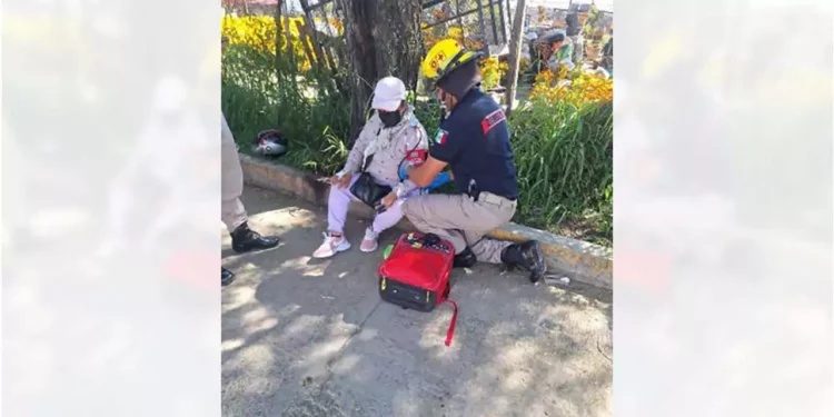 Foto: Redes sociales // Paramédicos de Bomberos atendieron a una mujer de 62 años lesionada tras ser impactada en su motocicleta por un vehículo que se dio a la fuga.