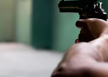 Delincuentes armados siembran terror en Plaza Oaxaca: roban 60 mil pesos y arma oficial