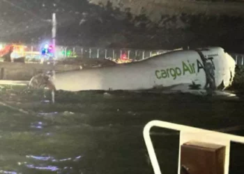 Avión de carga se estrella y cae al mar tras colisionar con vehículo en pista en Hong Kong