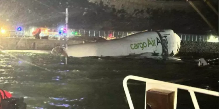 Avión de carga se estrella y cae al mar tras colisionar con vehículo en pista en Hong Kong
