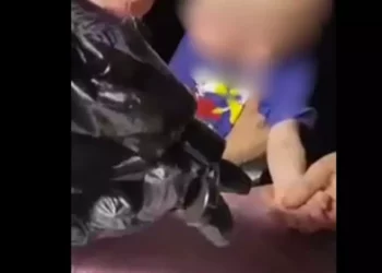 VIDEO | Tatuaje por dinero: pareja bielorrusa marca a su bebé para concursar en reto viral