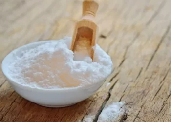El bicarbonato de sodio, polvo cristalino blanco y de sabor ligeramente alcalino de fórmula NaHCO₃.