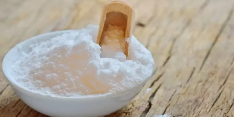 El bicarbonato de sodio, polvo cristalino blanco y de sabor ligeramente alcalino de fórmula NaHCO₃.