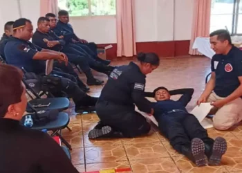 Bomberos y Protección Civil capacitaron a policías de Huajolotitlán en primeros auxilios y RCP.