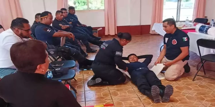 Bomberos y Protección Civil capacitaron a policías de Huajolotitlán en primeros auxilios y RCP.