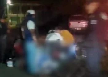 Bomberos y Policía Municipal atendieron el accidente de motocicleta en la carretera a la agencia Acatlima.