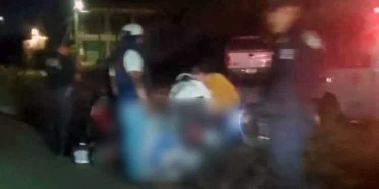 Bomberos y Policía Municipal atendieron el accidente de motocicleta en la carretera a la agencia Acatlima.