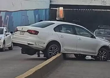 Caos bajo el puente: vehículo atraviesa camellón en Cinco Señores y casi provoca tragedia