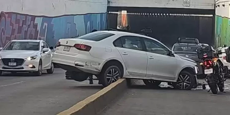 Caos bajo el puente: vehículo atraviesa camellón en Cinco Señores y casi provoca tragedia