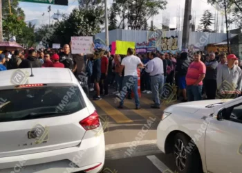 VIDEOS | “No se vale que nos cierren el paso”: Protestan por obras del nuevo estadio que afectan a niños con discapacidad en Oaxaca