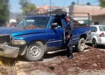 Conductor en estado de ebriedad impactó su camioneta contra el barandal de un puente en Ocotlán de Morelos; no se reportaron heridos.
