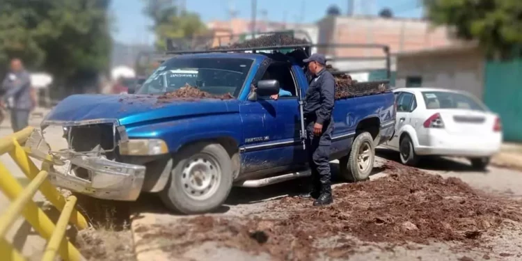 Conductor en estado de ebriedad impactó su camioneta contra el barandal de un puente en Ocotlán de Morelos; no se reportaron heridos.