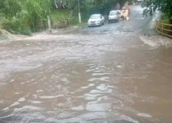 Crece el arroyo Choápam y se rompe la conexión vial en la Cuenca del Papaloapan