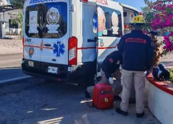 Elementos del Heroico Cuerpo de Bomberos atendieron a la joven de 19 años y a su hijo de 2 años, tras una agresión en la colonia San Mateo, Huajuapan.