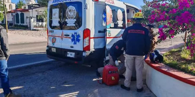Elementos del Heroico Cuerpo de Bomberos atendieron a la joven de 19 años y a su hijo de 2 años, tras una agresión en la colonia San Mateo, Huajuapan.