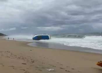Turistas estadounidenses quedan varados en yate frente a Playa Punta Colorada