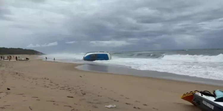 Turistas estadounidenses quedan varados en yate frente a Playa Punta Colorada