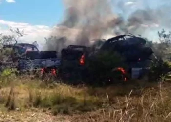 Equipo de bomberos sofocaron un incendio que calcinó un autobús y nueve autos en un deshuesadero de Acatlima.