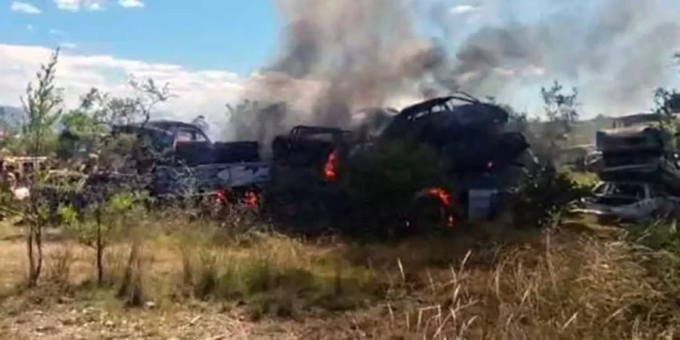 Equipo de bomberos sofocaron un incendio que calcinó un autobús y nueve autos en un deshuesadero de Acatlima.