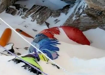 Un muerto y 200 desaparecidos en el techo del mundo: el Everest