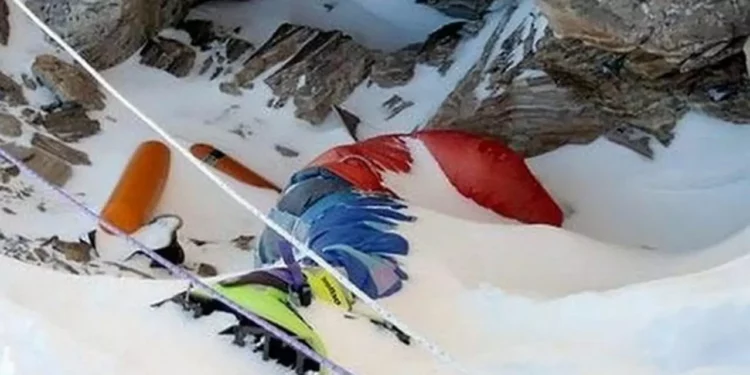 Un muerto y 200 desaparecidos en el techo del mundo: el Everest