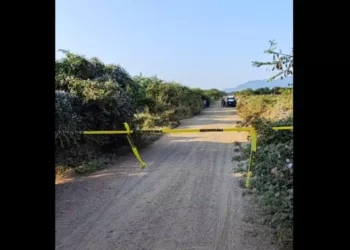 ¡Escalofriante hallazgo! Dos personas maniatadas y con mensaje en camino rural