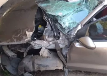 Sobrevive de milagro tras caer con su auto de puente en Juchitán