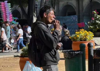 Foto: Redes sociales // La imagen viral del hombre fumando marihuana en el Zócalo de Oaxaca reabre el debate sobre la efectividad de los operativos de seguridad y la falta de atención social en el espacio público más emblemático de la capital.