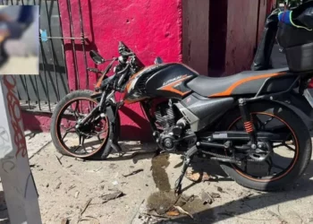 ¡Ebriedad al volante! Motociclista se impacta contra árbol y pared en la ciudad de Oaxaca