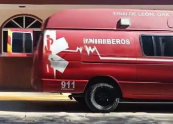 Paramédicos auxiliaron a un joven motociclista que derrapó en la colonia Tepeyac; fue trasladado al hospital.