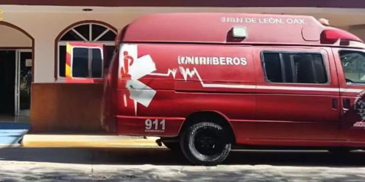 Paramédicos auxiliaron a un joven motociclista que derrapó en la colonia Tepeyac; fue trasladado al hospital.