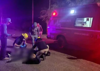 Paramédicos del Heroico Cuerpo de Bomberos atendieron al joven lesionado tras derrapar en su motocicleta en el camino a la Casa Pastoral, en Huajuapan.