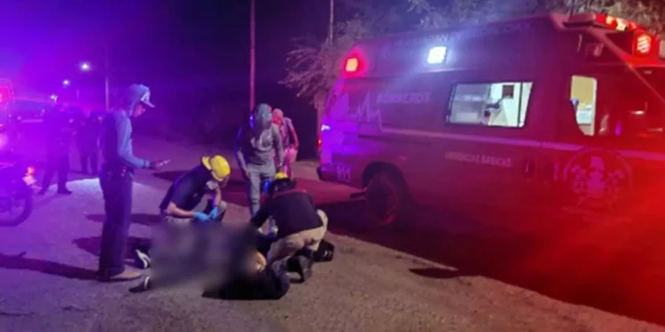Paramédicos del Heroico Cuerpo de Bomberos atendieron al joven lesionado tras derrapar en su motocicleta en el camino a la Casa Pastoral, en Huajuapan.