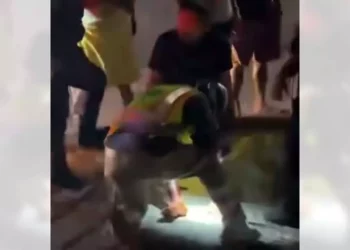 Paramédicos de ENAE atendieron a un vecino del Barrio Juárez, parte alta de Salina Cruz, agredido por sujetos aún no identificados.