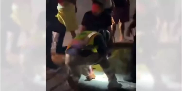 Paramédicos de ENAE atendieron a un vecino del Barrio Juárez, parte alta de Salina Cruz, agredido por sujetos aún no identificados.