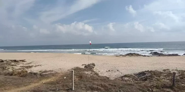 ¡Entre la desesperación y el luto! El mar devuelve el cuerpo del joven desaparecido en Salina Cruz