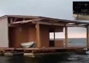 VIDEOS | “El Atracadero”, emblemático restaurante flotante de Tuxpan, aparece a más de 200 km tras crecida del río